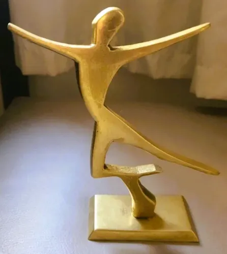 Exuberante Escultura em bronze dourado maciço representando Bailarina