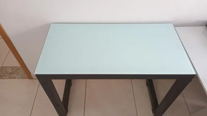 Mesa de ferro com tampo de vi