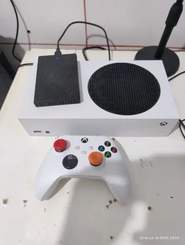 Xbox series s com um controle e um HD
