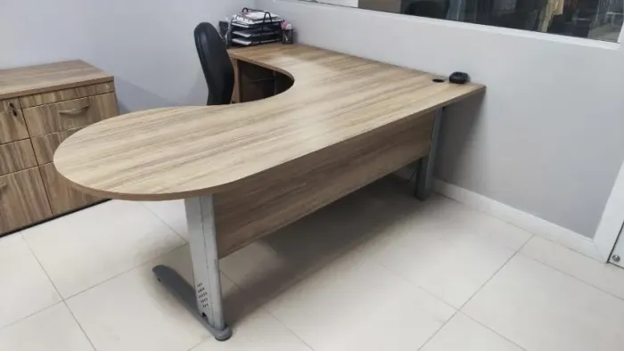 Mesa de escritório em L