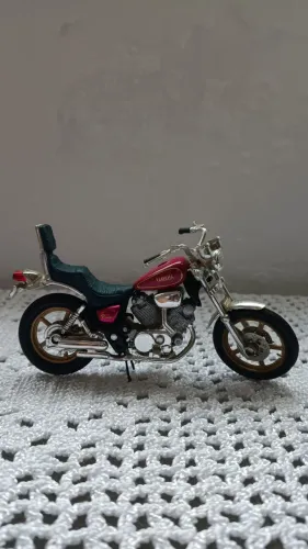Miniatura de moto Yamaha choper, de coleção, em excelente estado de conservação