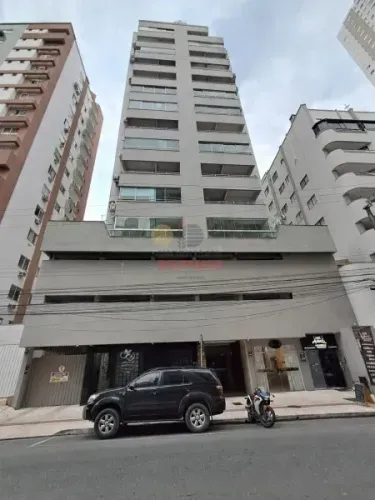 Apartamento de 02 dormitórios sendo 01 suíte com garagem privativa e sacada com churrasque
