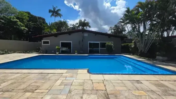 PONTA NEGRA. COND. JARDIM EUROPA, CASA TERREA COM 4 QUARTOS SENDO 2 SUITES, PISCINA E 4 VA