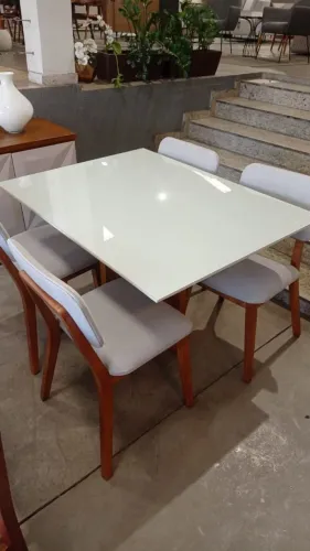 Mesa retangular 4 cadeiras vidro leitoso