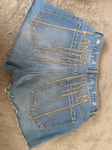 Short jeans lança perfume