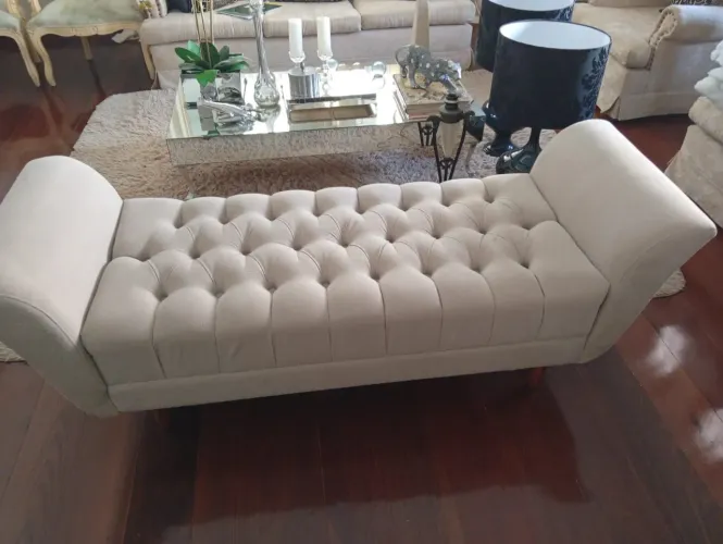 RECAMIER EM CAPITONE EM SUEDE CREME MEDINDO: 1.55 X 0,55.<br>PERFEITO ESTADO!<br>VALOR:300,00
