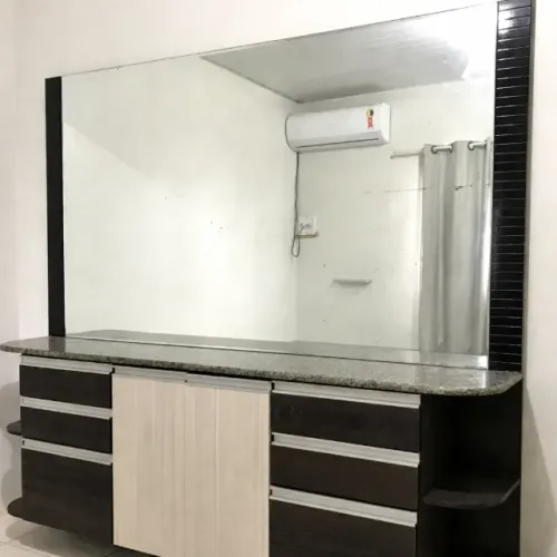 Móvel grande com bancada de mármore e espelho