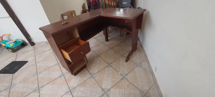 Mesa em L de madeira