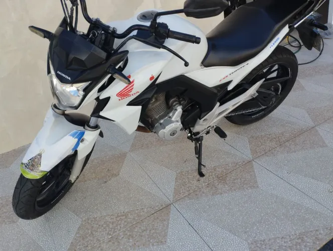 Moto Honda/CB Twister ano/mod:2016 cor:Branca