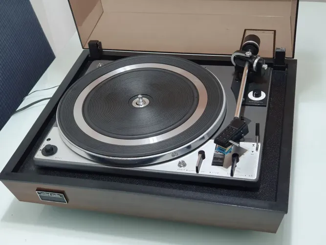 Toca discos Dual 1228 by United Audio