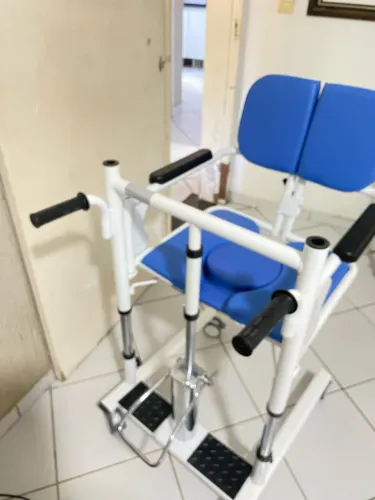 CADEIRA DE TRANSFERÊNCIA E BANHO .