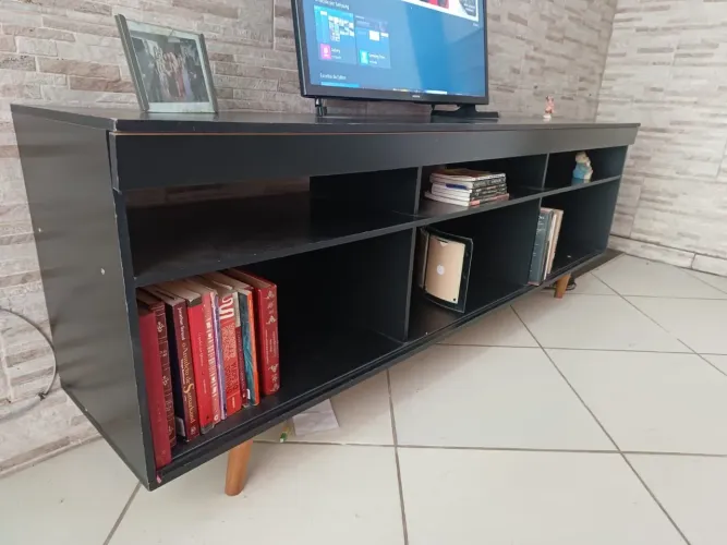 Rack de TV Preto Estilo Retrô (Pés Palito) - Desapego!
