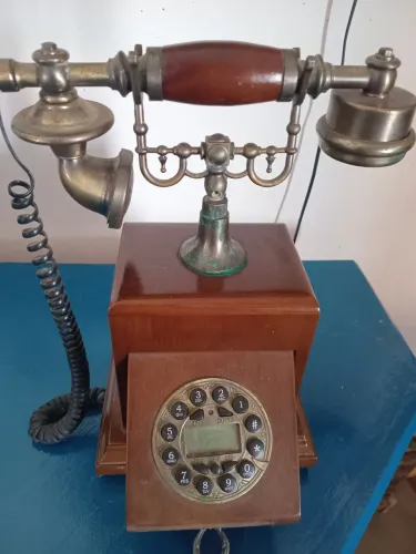 Vendo  um  telefone de  madeira retro. 