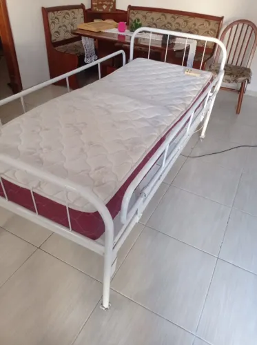 Cama hospitalar motorizada