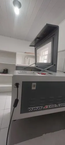 MÁQUINA DE CORTE E GRAVAÇÃO A LASER EM VIDRO 
