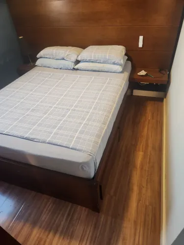 Cama de casal com painel