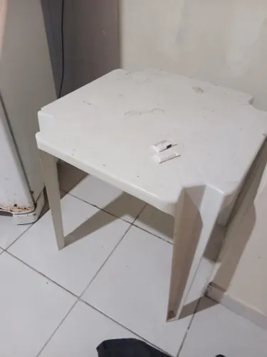 Mesa quadrada de plástico