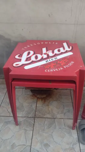 Mesa + 4 cadeiras de plástico 