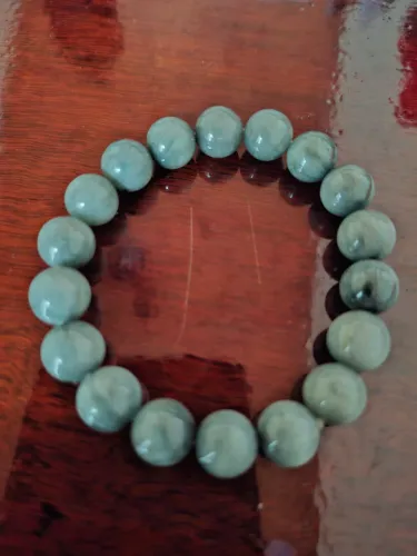 Pulseira de jade com oedras em 11mm e 15 esferas.
