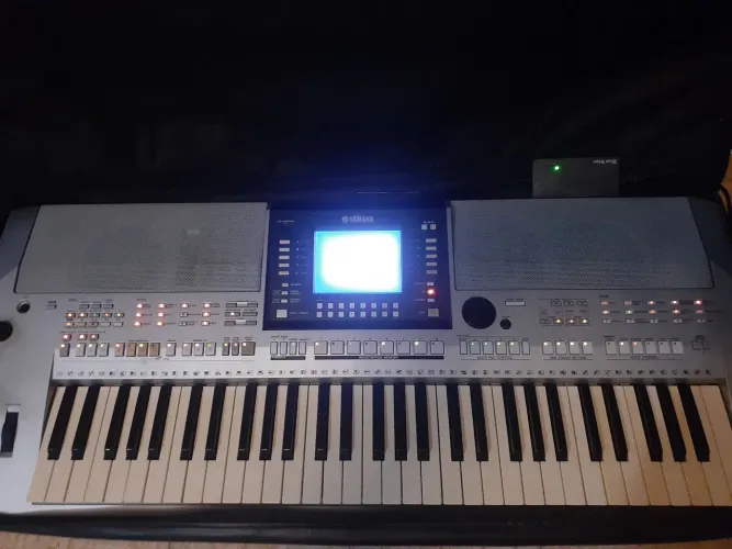 Teclado yamaha PSR S710 com defeito 
