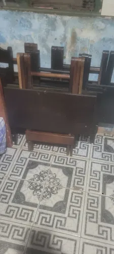 Mesa com cadeira de madeira