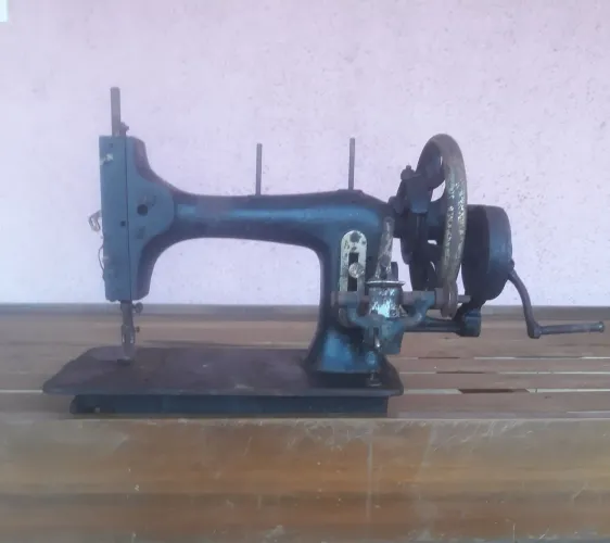 Máquina de costura antiga manual.