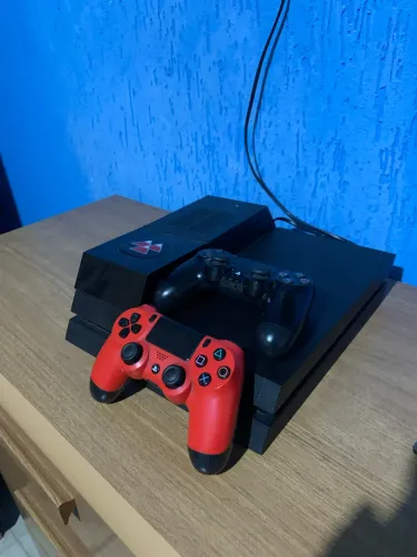 Ps4 fat com 2 controles
