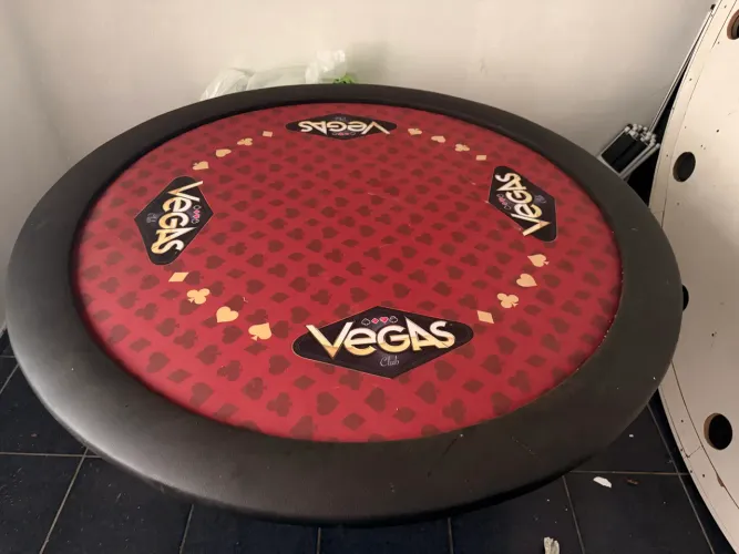 Mesa para jogos de baralho