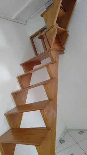 Escada de madeira pura