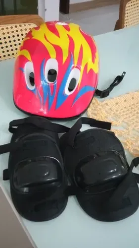 Vendo kit de proteção para esportes, semi novo. Criança menina