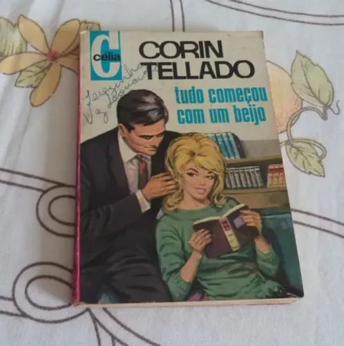   Livro: Tudo Começou Com Um Beijo 1973.