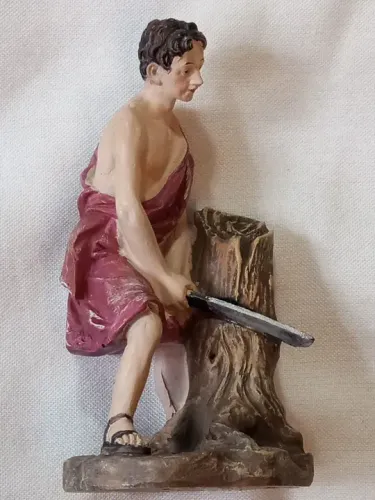 Escultura em resina- Homem cortando madeira