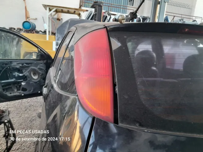 Lanterna traseira esquerda Ford Focus 2001