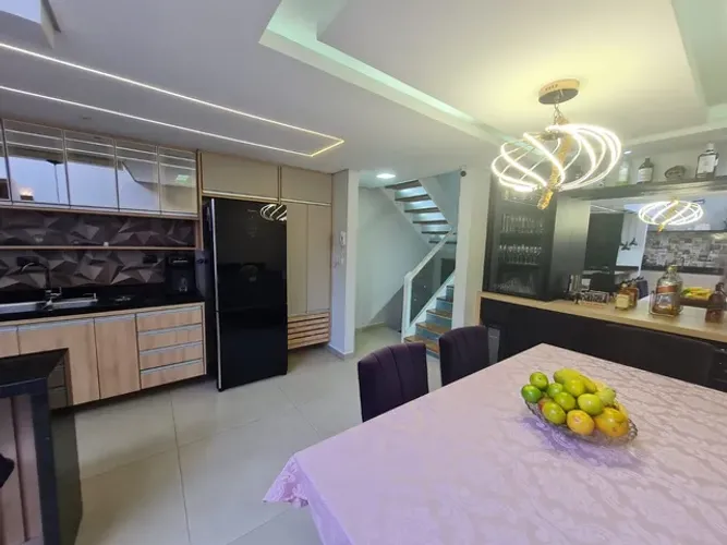 Sobrado de Condomínio com 160m² 3 dormitórios, c/ 2 suítes, 2 vagas de garagem. Interlago
