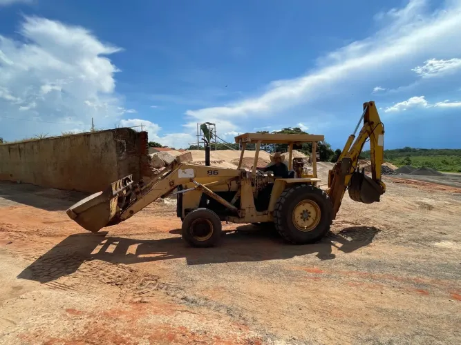 Retroescavadeira MF 86