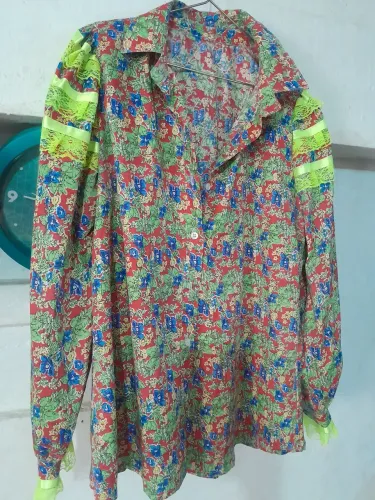 Camisa floral com detalhes em neon