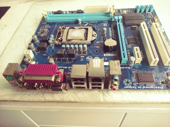 Placa-Mãe Gigabyte GA-H61M-S2PH