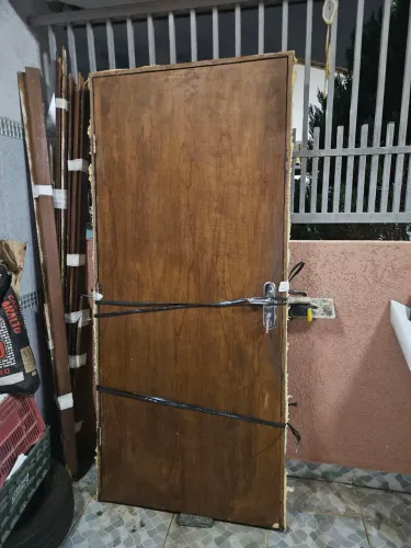Porta completa de ipê. (Porta, portal, alizar e fechadura)