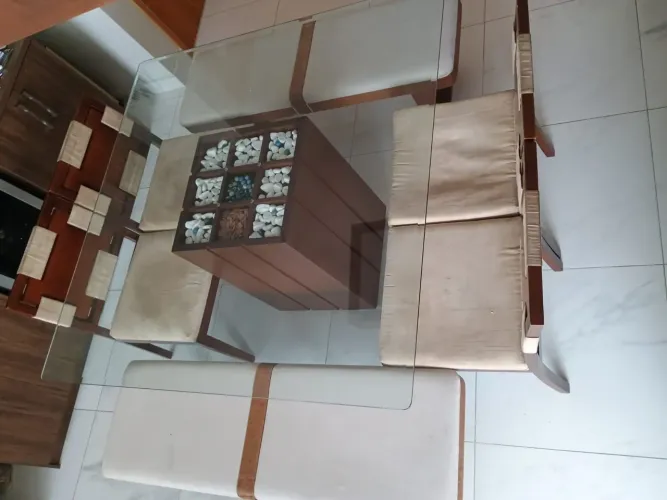 Mesa quadrada 8 lugares base madeira maciça e tampo vidro