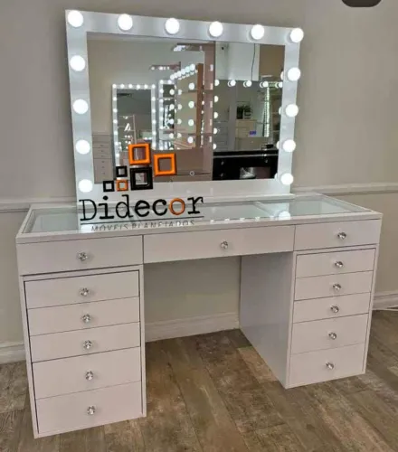 Camarim com 13 gavetas com puxador de cristal