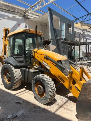 Retroescavadeira JCB 3C 4x4 cabinada