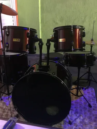 Bateria semi nova profissional.