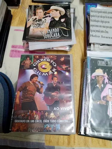 Aproximadamente 170 DVD e CD sertanejo e sertanejo raiz