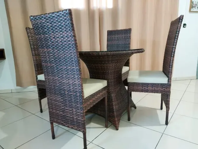 Mesa com 04 poltronas