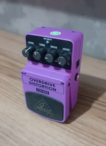 Pedal de Overdrive Behringer OD300