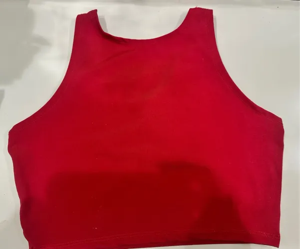 Top vermelho vibrante 