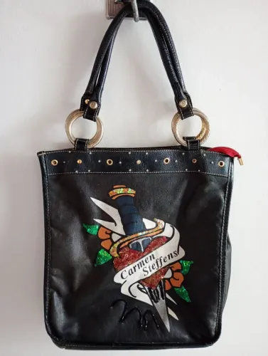 Bolsa Carmen Steffens Original - Preta Estilo Tattoo com Alças Douradas