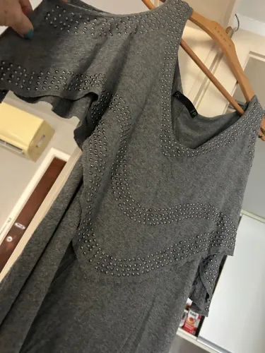 Blusa camiseta malha com detalhes em tachinhas 