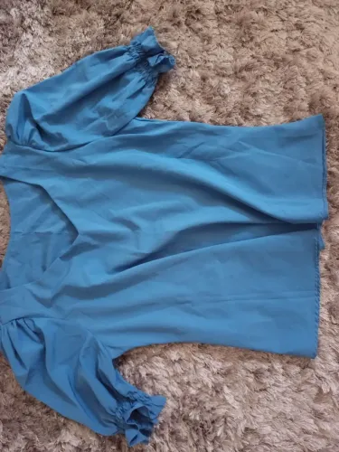Blusa Azul com Mangas Bufantes