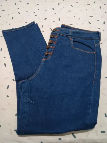 Calça Jeans Feminina com Botões Laterais